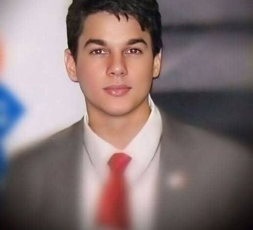 A Childhood Photo of a Future Public Figure Has People Guessing